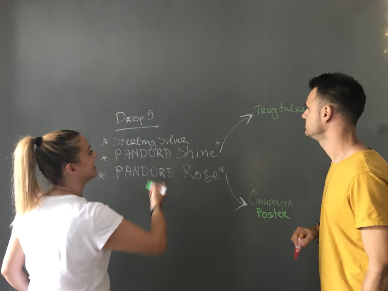 Donkergrijze wand met transparante whiteboardverf